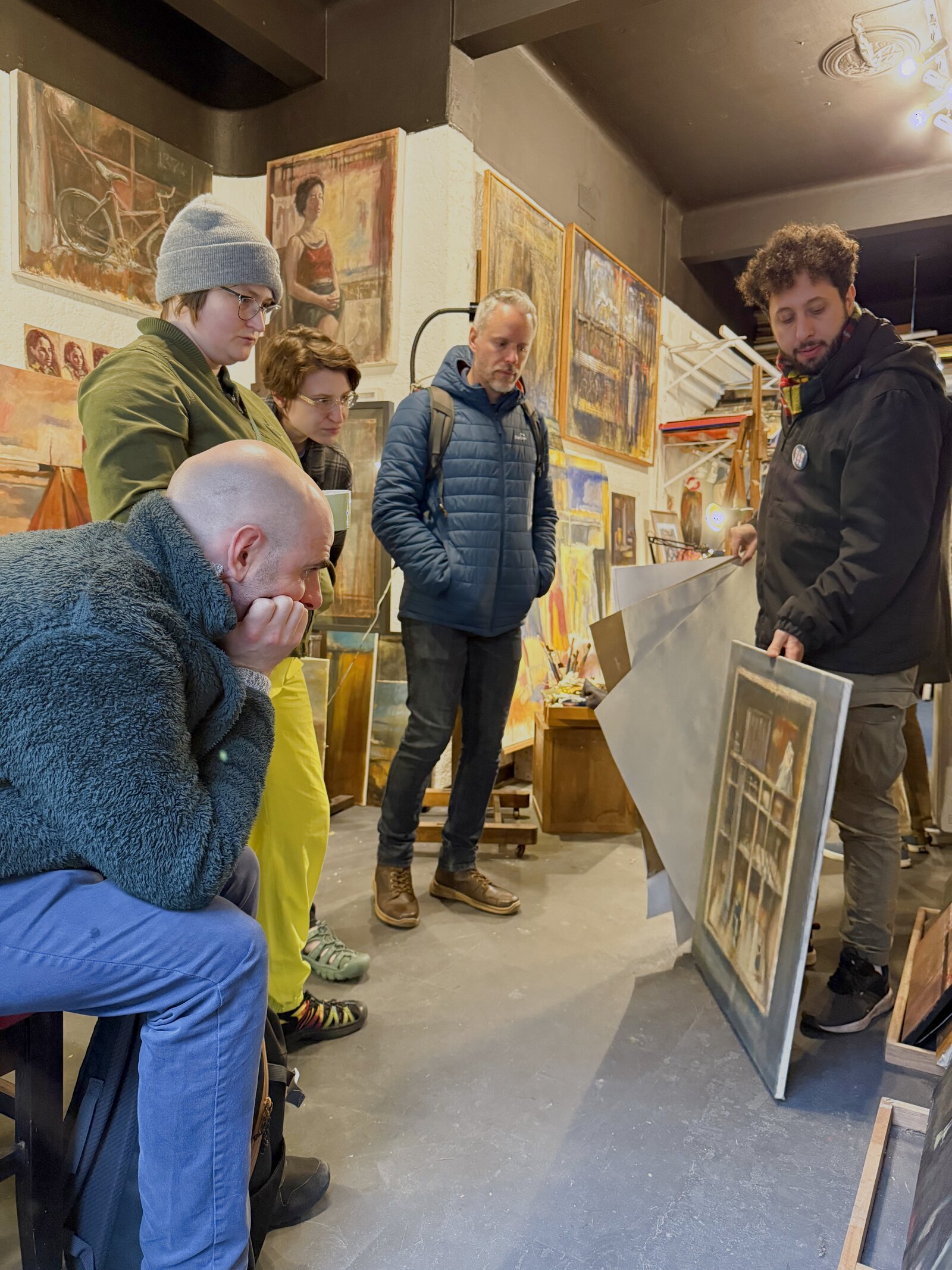 artista en su taller durante ciudad sur